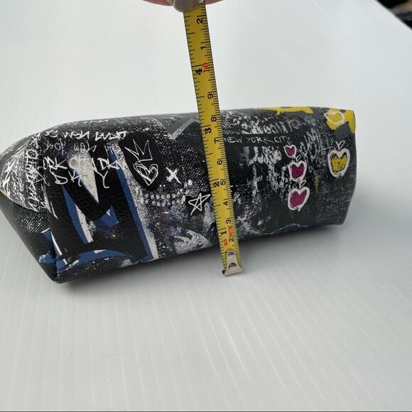 🆕 DKNY graffiti print pouch streetwear style - Picture 8 of 12